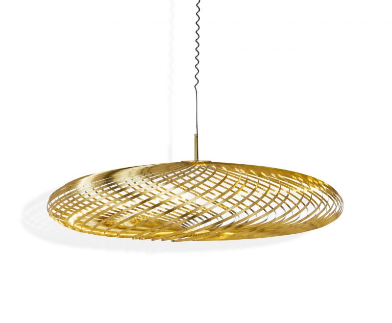 Goldene Spring Pendelleuchte von Tom Dixon mit filigranem, spiralförmigem Design und warmem Lichtschein.
